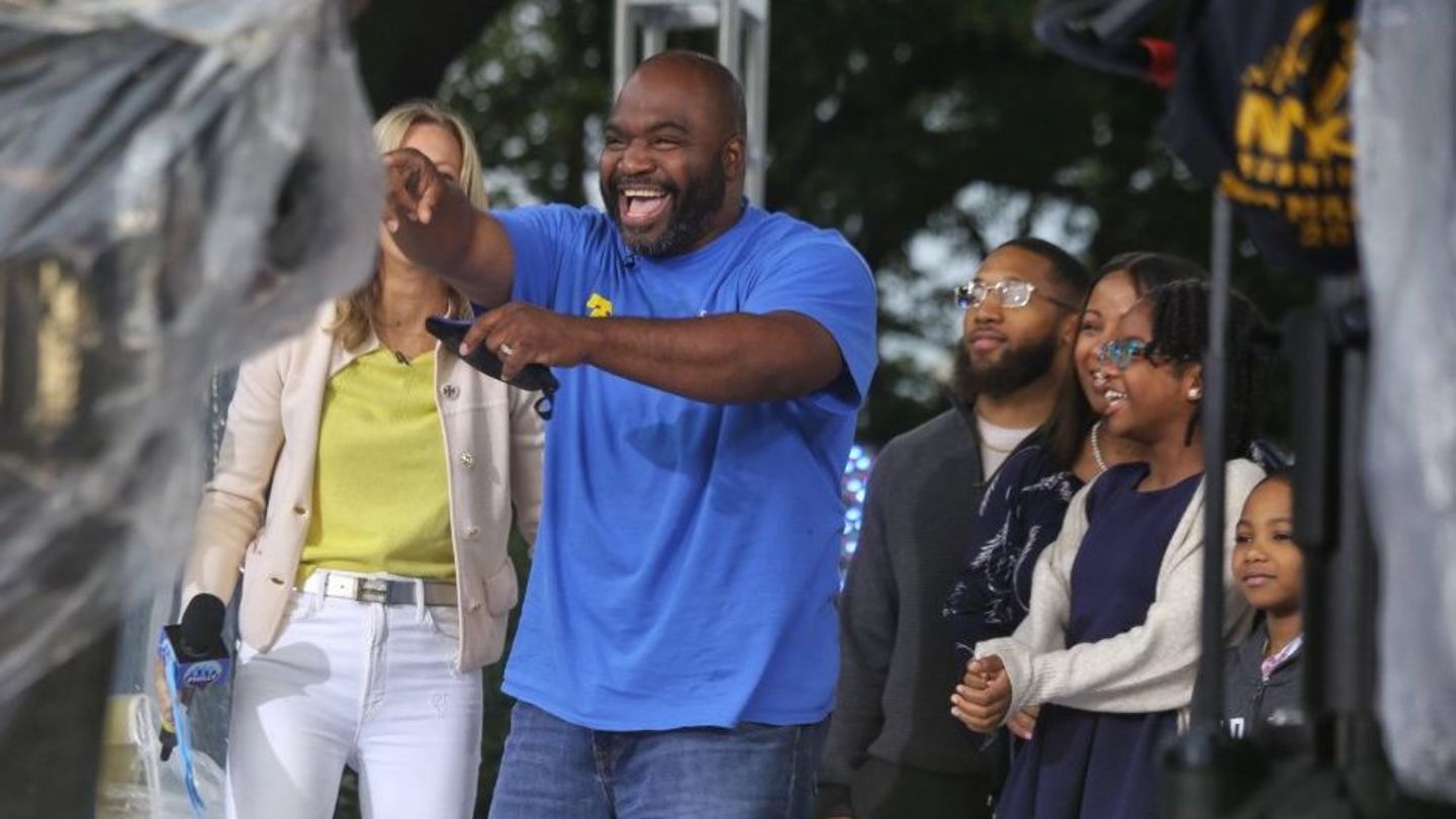 Charles Reyes points to crowd at the Benjamin Franklin Parkway